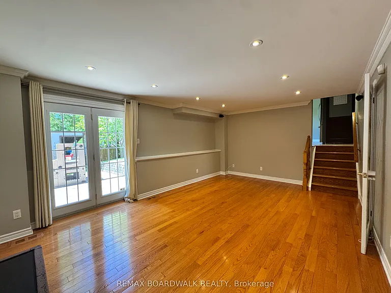 22 Bartley Cres — Photo 6