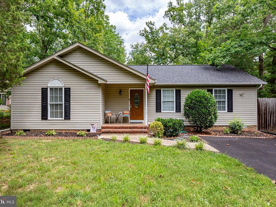 1st image of 216 Fairfax Ln
