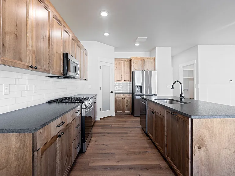 656 Jeanine Dr — Photo 14