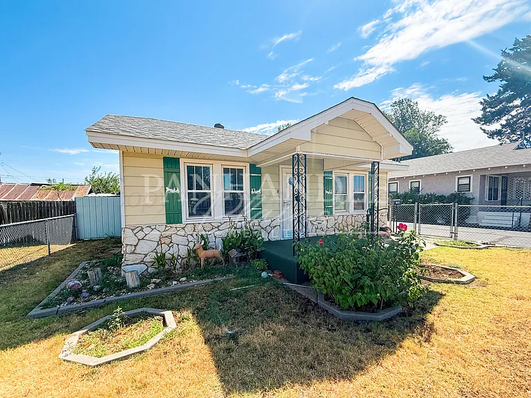 528 Hazel St — Photo 2