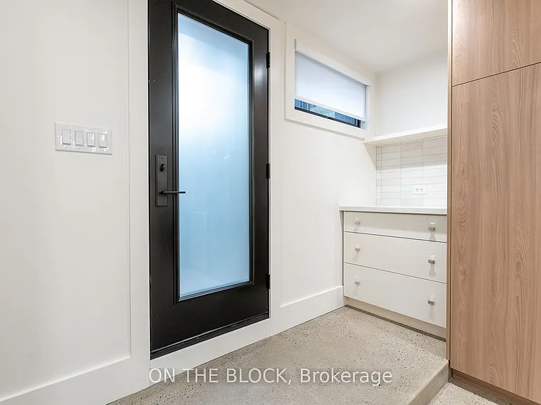 1041 College St — Photo 1