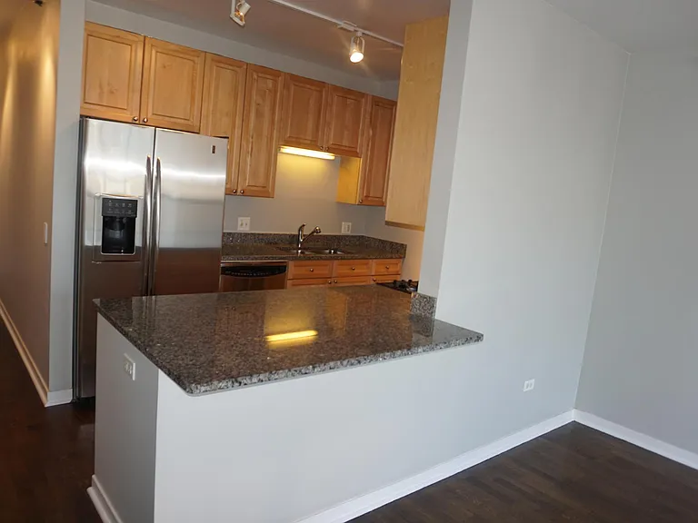 200 W Grand Ave — Photo 4