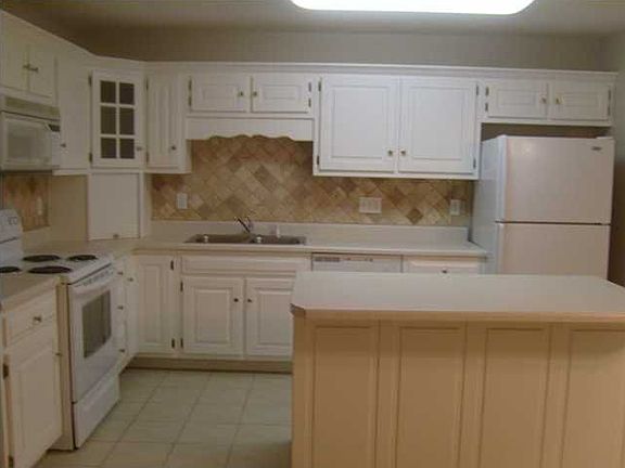 3rd image of 671 N Peppercorn Ln