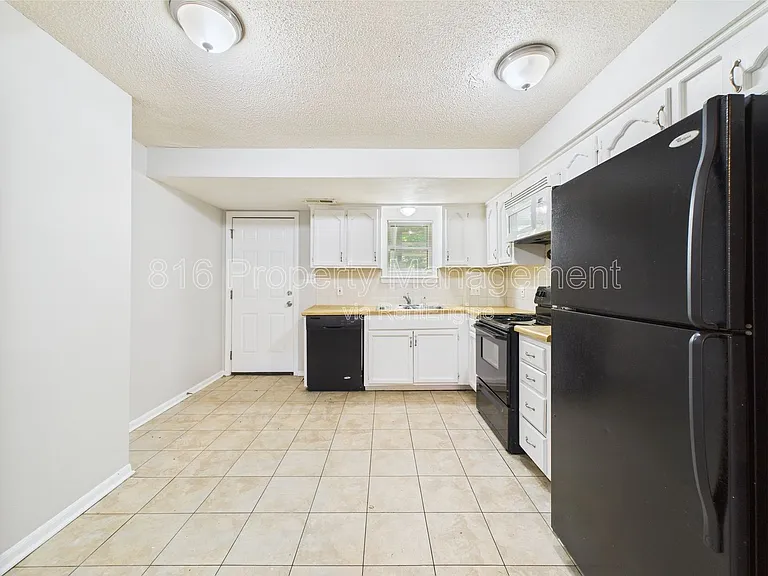 1229 W Hayward Ave #C — Photo 4