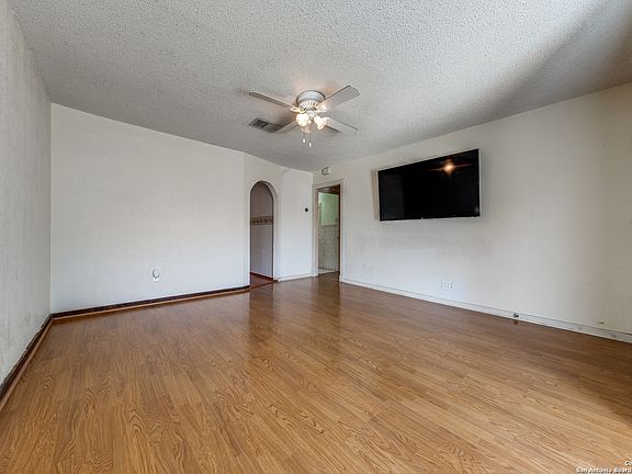 5th image of 405 Kashmuir Pl