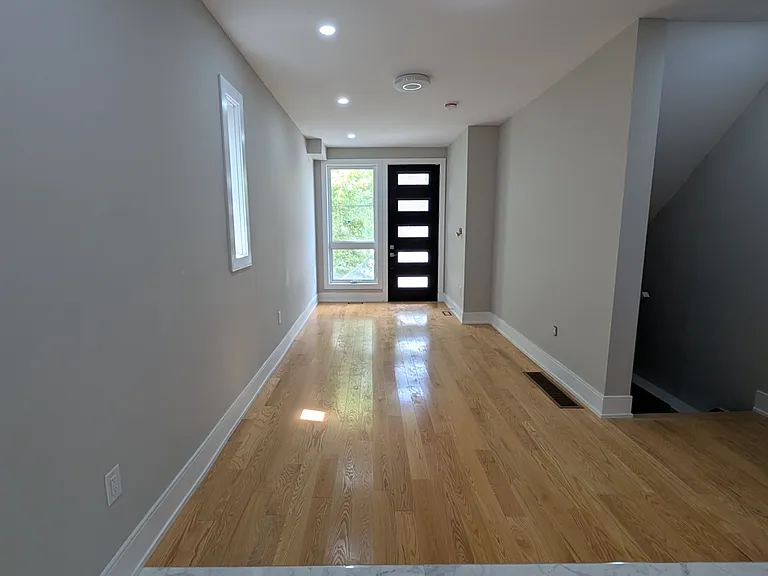 2099 Dufferin St — Photo 7