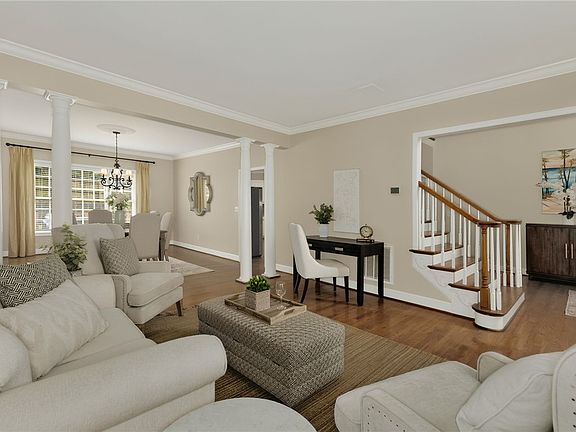 5th image of 7 Hitchcock Ln
