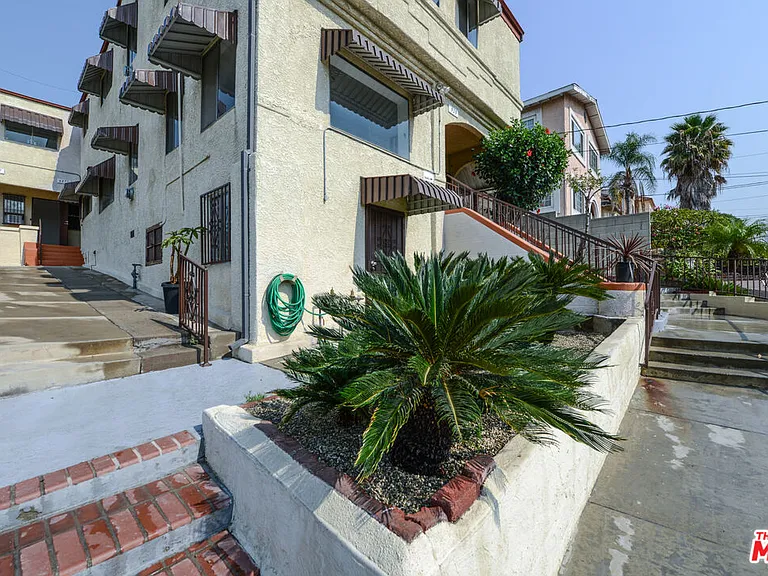 527 N Cummings St — Photo 1