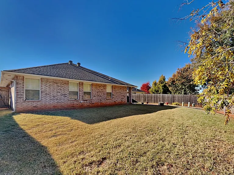 21886 Pioneer Cir — Photo 20