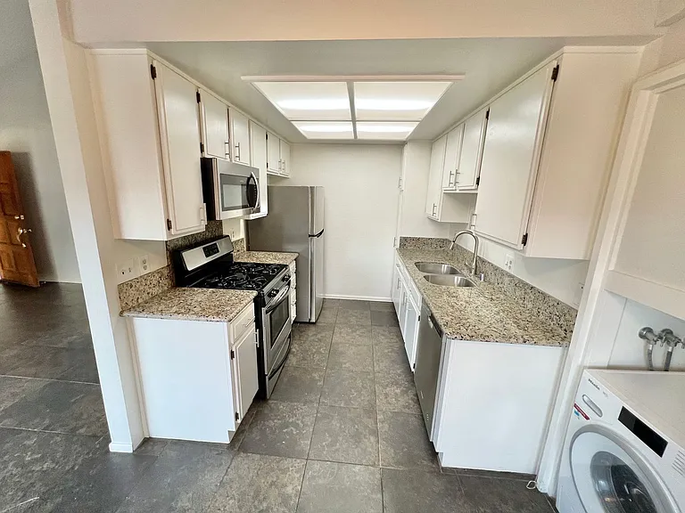 1045 E 3rd St #3 — Photo 6