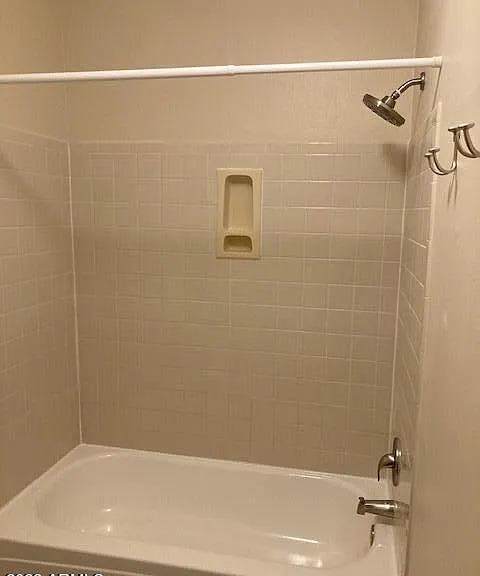 530 E Kerry Ln — Photo 5