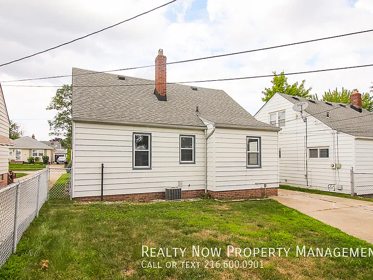 11912 Derby Ave — Photo 25