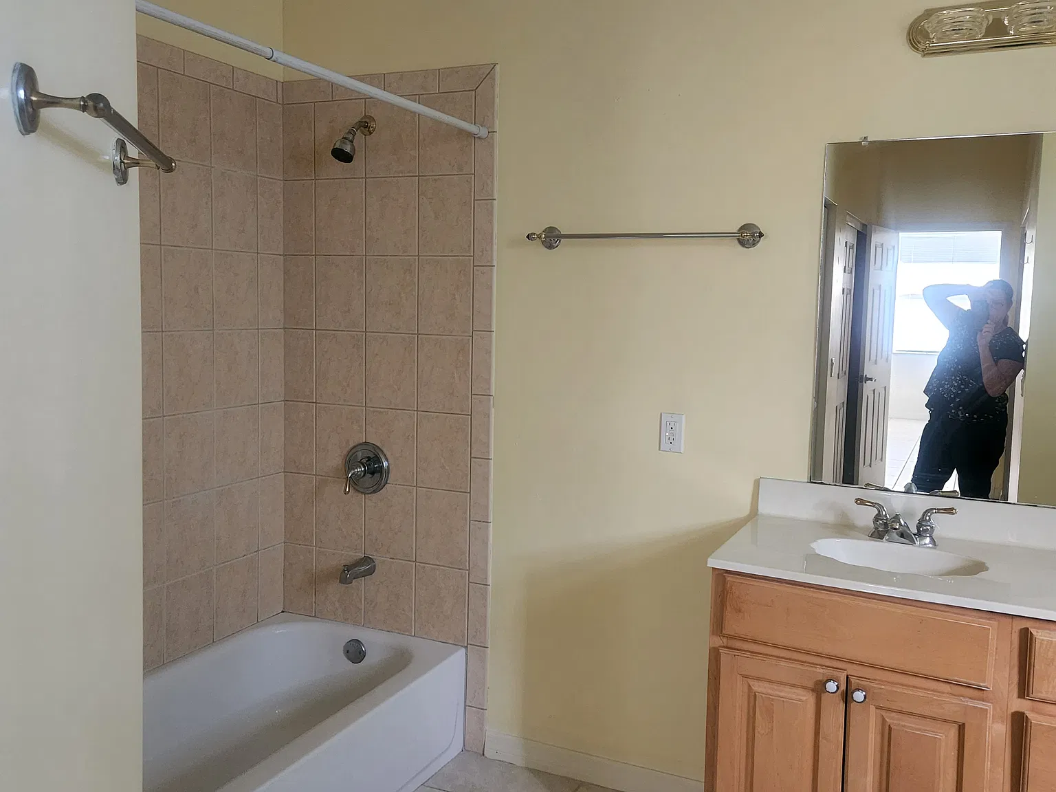 2 bed, 1300 sqft, $2,200 — Photo 2