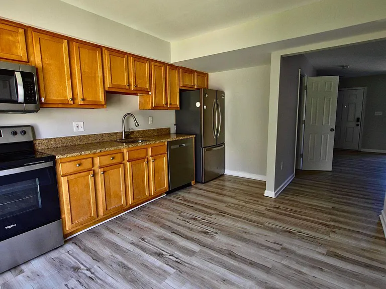 546 Wellington Ct — Photo 4