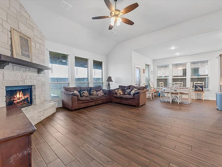 2760 Richard St — Photo 3