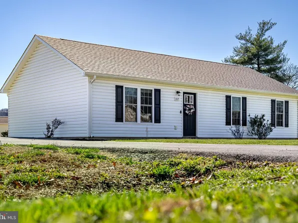 107 8th St, Grottoes, VA 24441