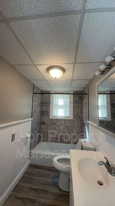 2 bed, 1.0 bath, $1,375 — Photo 3