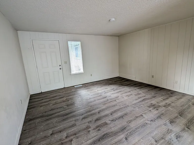 1360 S Ivy St — Photo 3