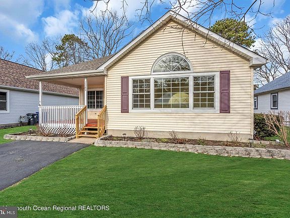 4th image of 2342 Mount Hood Ln