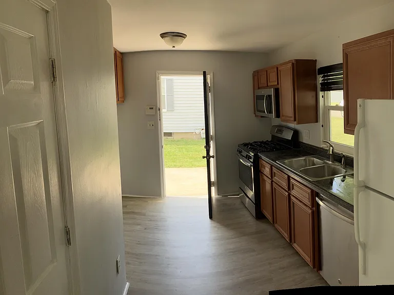 500 W Lakewood Ave — Photo 4