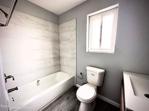 4th image of 4470 Dickens Ave
