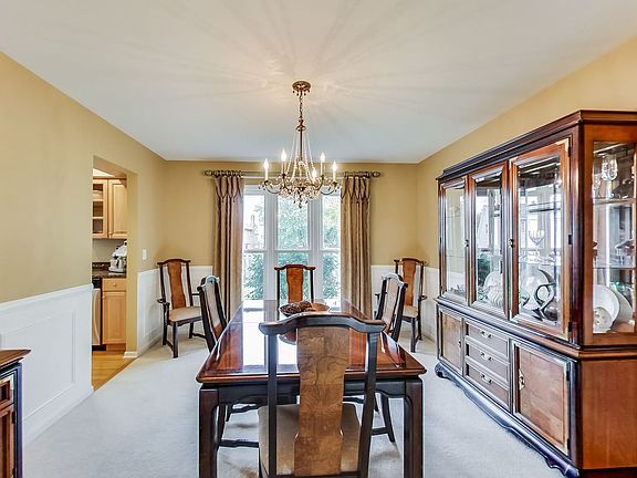 5th image of 204 W Plum Grove Cir
