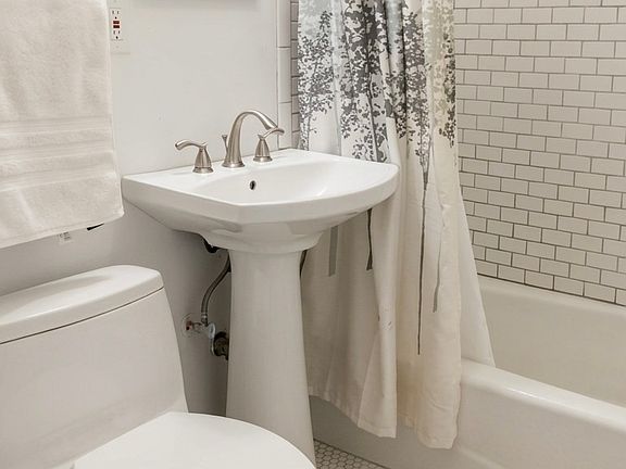 5th image of 2528 W Ardmore Pl