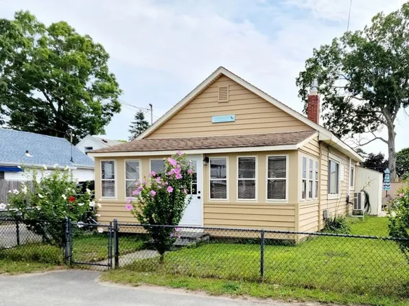 6-6A Barnes St, Wareham, MA 02571