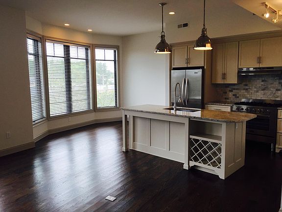 5th image of 939 N High St Unit 202