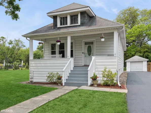 420 Blackhawk Dr, Westmont, IL 60559