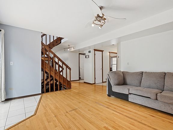 3rd image of 701 Deerwood Dr