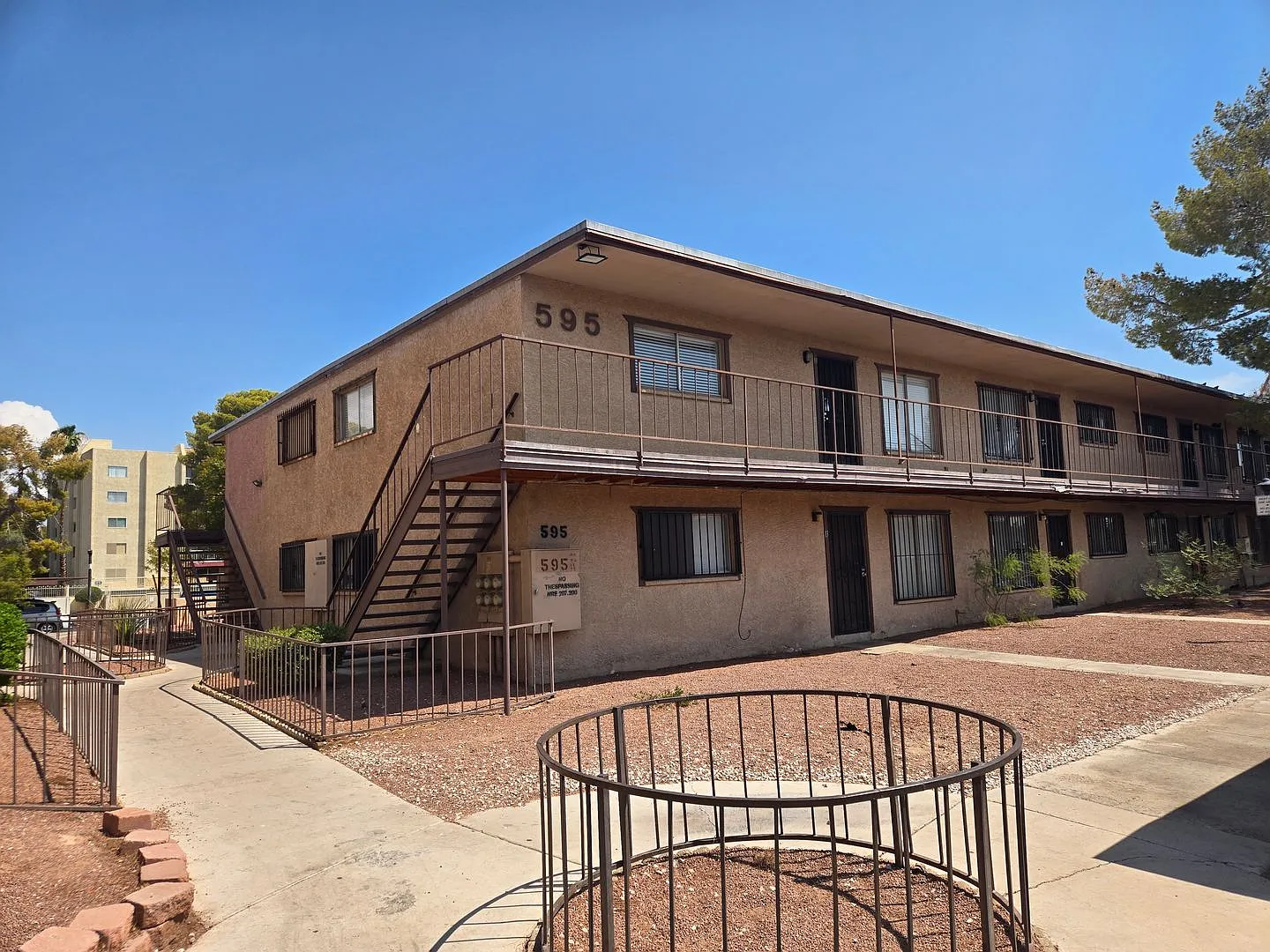 A Very Nice and Clean 2 Bedroom Condo Close to UNLV. — Photo 2