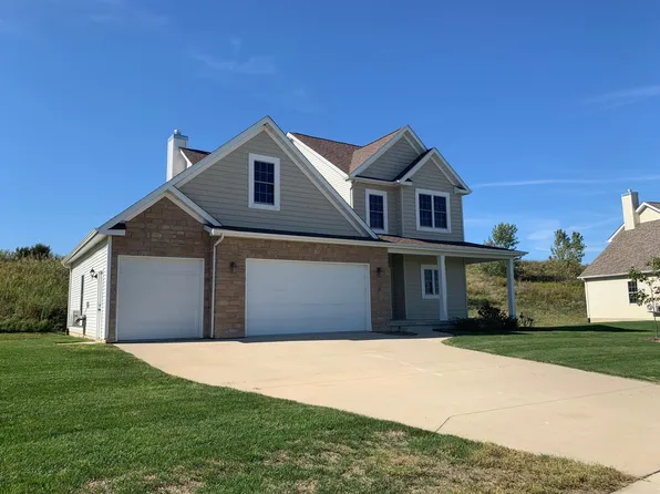 7 Blackstone Ct, Le Claire, IA 52753