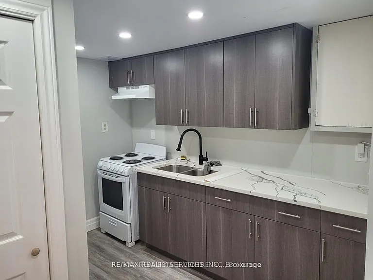 17 Renny Cres #BASEMENT — Photo 13