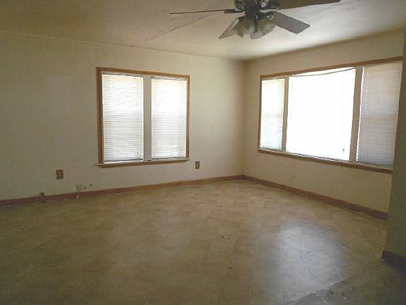 3rd image of 106 N San Antonio St