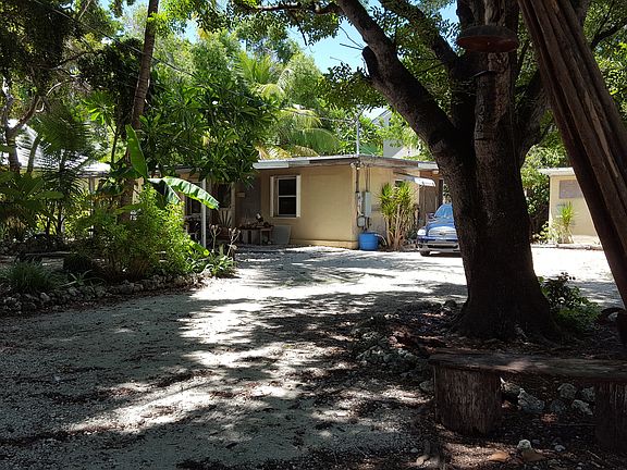 Yard is 3 lots w/lots foilage