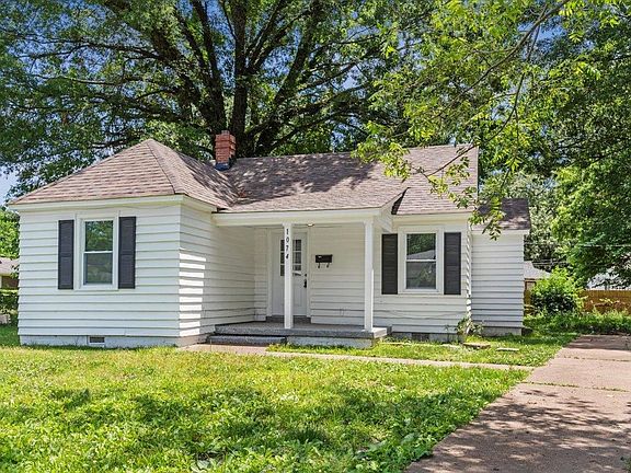 2nd image of 1074 E Walthal Cir