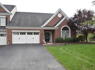 2020 Croghan Dr, Carnegie, PA