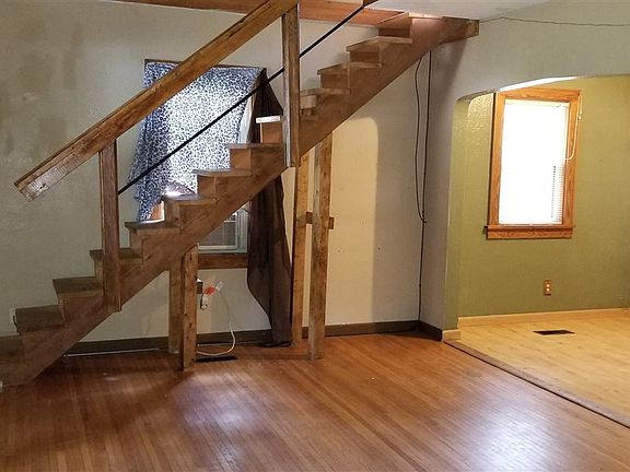 3rd image of 804 S Poplar St