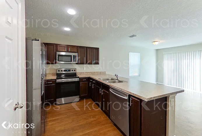 1331 Mull St — Photo 7