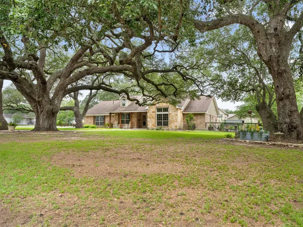 618 S Hudson St, Flatonia, TX 78941
