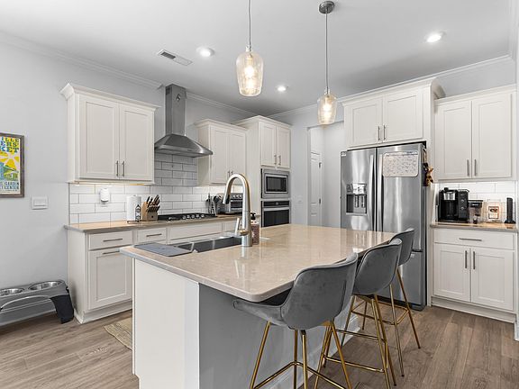 3rd image of 233 Lily Oak Dr