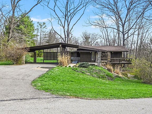 4th image of 820 Old Woods Rd