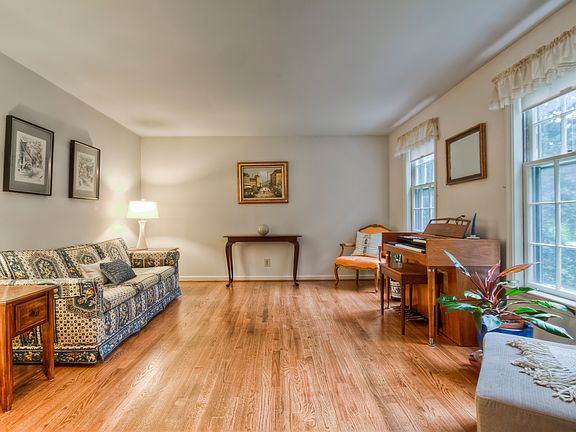 4th image of 406 Montpelier Dr