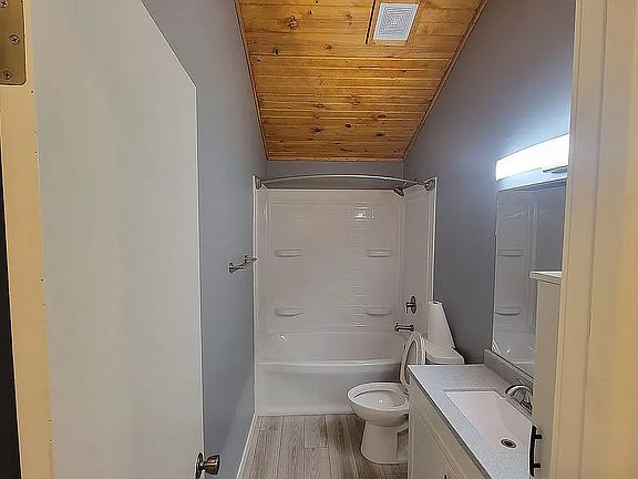 3rd image of 10507 Laurel Ave