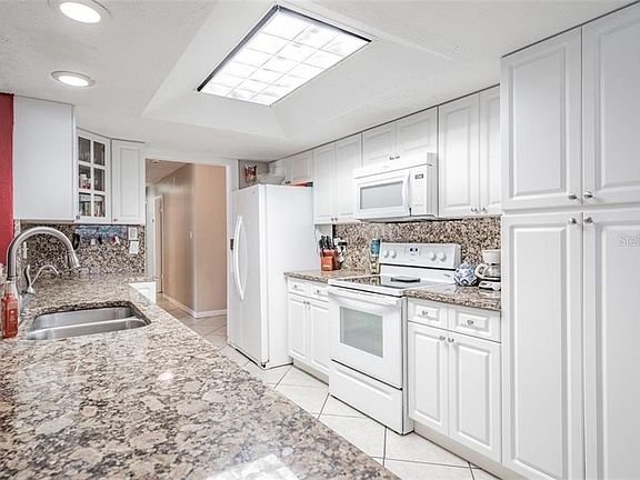 4th image of 15806 Country Lake Dr