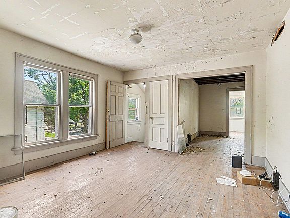 4th image of 524 Forest St