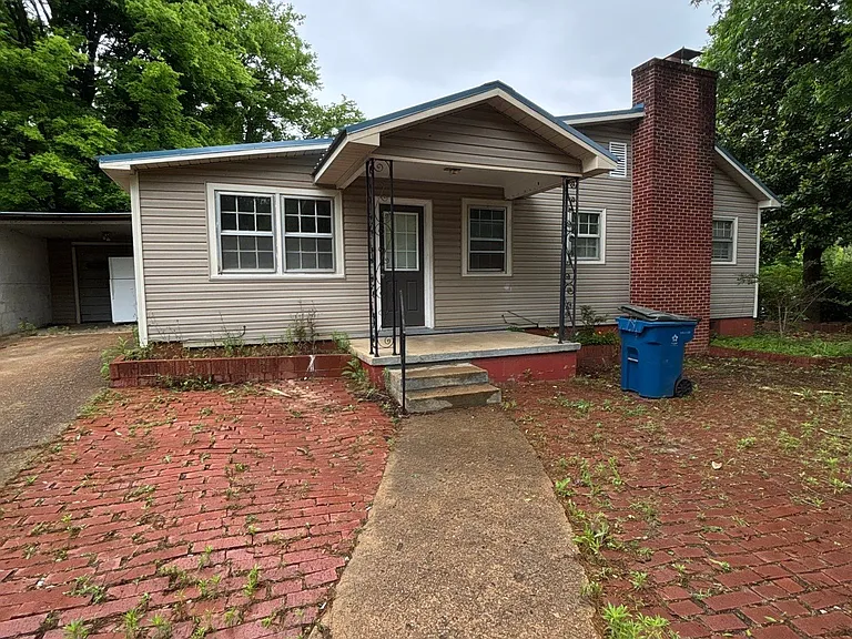505 N College St — Photo 2
