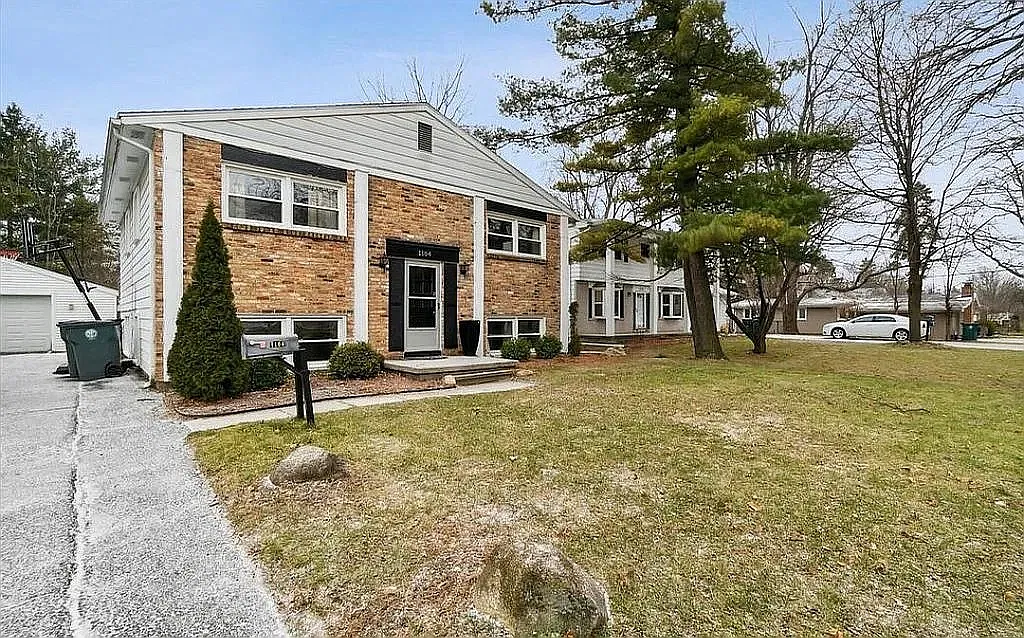 5 bed, 2240 sqft, $4,000 — Photo 2