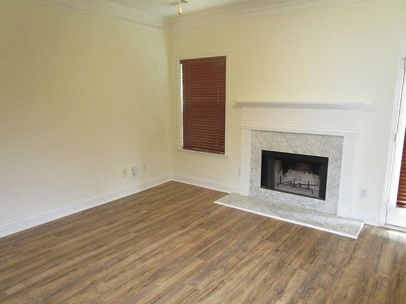 4th image of 1372 Blackstone Way